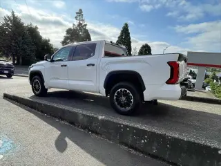 Toyota Tundra 2023 4x4 SR5 4 puertas CrewMax Cab Pickup SB