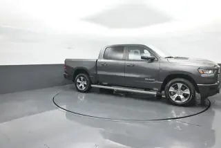 Ram 1500 2024 4x4 Laramie 4 puertas Cabina Crew 5.6 pies. Caja corta Pickup