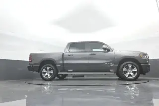 Ram 1500 2024 4x4 Laramie 4 puertas Cabina Crew 5.6 pies. Caja corta Pickup