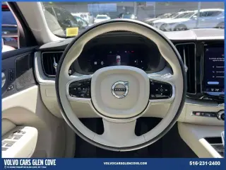 Volvo XC60 2024 AWD B5 Ultimate Tema Oscuro 4 puertas SUV