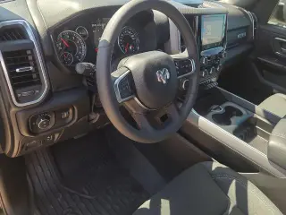 Ram 1500 2025 4x4 Big Horn 4 puertas Cabina Crew 5.6 pies. SB Pickup