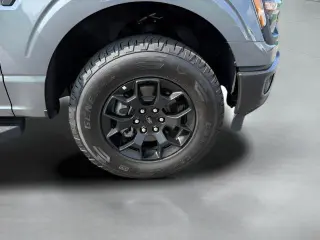 Ford F-150 2025 4x4 STX 4 puertas SuperCrew 5.5 pies. SB