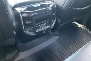 Ram 1500 2022 4x4 Laramie 4 puertas Cabina Crew 5.6 pies. Pickup SB