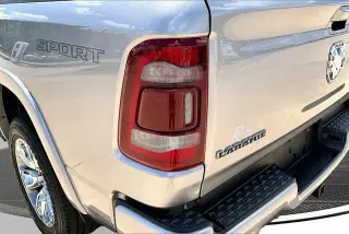 Ram 1500 2022 4x4 Laramie 4 puertas Cabina Crew 5.6 pies. Pickup SB