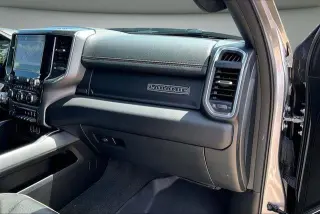 Ram 1500 2022 4x4 Laramie 4 puertas Cabina Crew 5.6 pies. Pickup SB
