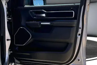 Ram 1500 2022 4x4 Laramie 4 puertas Cabina Crew 5.6 pies. Pickup SB
