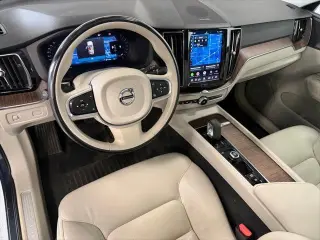 Volvo XC60 2022 AWD B5 Momentum 4 puertas SUV