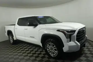 Toyota Tundra 2025 4x4 SR5 4 puertas CrewMax Cab Pickup SB
