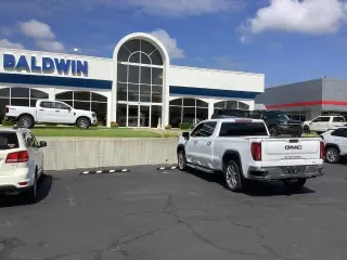 GMC Sierra 1500 2020 4x4 SLT Cabina Crew 4 puertas 5.8 pies. Caja corta