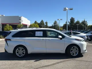 Toyota Sienna 2021 Platinum 7 pasajeros 4 puertas Minivan