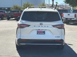 Toyota Sienna 2021 Platinum 7 pasajeros 4 puertas Minivan