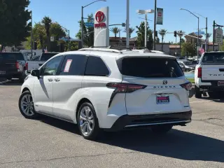 Toyota Sienna 2021 Platinum 7 pasajeros 4 puertas Minivan