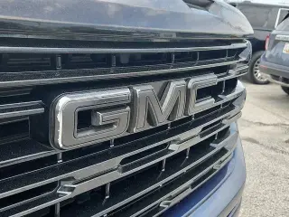 GMC Sierra 1500 2023 4x4 SLT 4 puertas Cabina Crew 5.8 pies. Caja corta