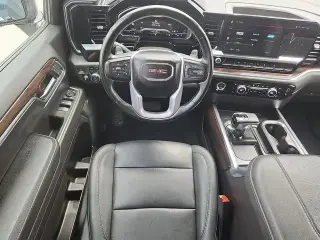 GMC Sierra 1500 2023 4x4 SLT 4 puertas Cabina Crew 5.8 pies. Caja corta