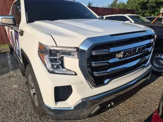 GMC Sierra 1500 2020 4x4 SLE 4 puertas Cabina Crew 5.8 pies. Caja corta