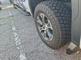 GMC Sierra 1500 2020 4x4 SLE 4 puertas Cabina Crew 5.8 pies. Caja corta