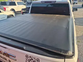 GMC Sierra 1500 2020 4x4 SLE 4 puertas Cabina Crew 5.8 pies. Caja corta