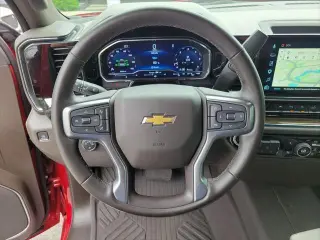 Chevrolet Silverado 1500 2024 4x4 LT 4 puertas Cabina Crew 5.8 pies. SB con 1LT
