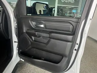 Ram 1500 2026 4x4 Tradesman 4 puertas Cabina Crew 5.6 pies. SB Pickup