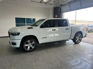 Ram 1500 2026 4x4 Tradesman 4 puertas Cabina Crew 5.6 pies. SB Pickup