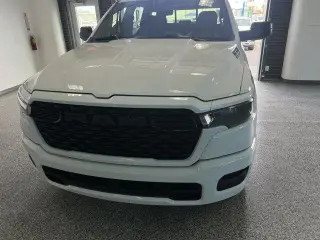 Ram 1500 2026 4x4 Tradesman 4 puertas Cabina Crew 5.6 pies. SB Pickup