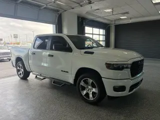 Ram 1500 2026 4x4 Tradesman 4 puertas Cabina Crew 5.6 pies. SB Pickup