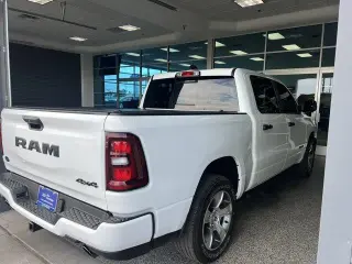 Ram 1500 2026 4x4 Tradesman 4 puertas Cabina Crew 5.6 pies. SB Pickup
