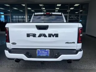 Ram 1500 2026 4x4 Tradesman 4 puertas Cabina Crew 5.6 pies. SB Pickup