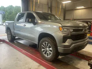 Chevrolet Silverado 1500 2023 4x4 RST 4 puertas Cabina Crew 5.8 pies. SB