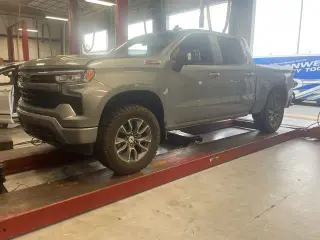 Chevrolet Silverado 1500 2023 4x4 RST 4 puertas Cabina Crew 5.8 pies. SB
