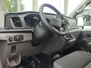 Ford Transit 2025 250 3 puertas SWB Techo bajo Furgón de carga