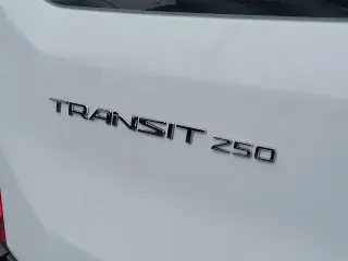 Ford Transit 2025 250 3 puertas SWB Techo bajo Furgón de carga