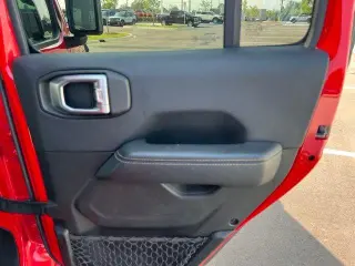 Jeep Wrangler Unlimited 2018 4x4 Sahara 4 puertas SUV (liberación a mitad de año)