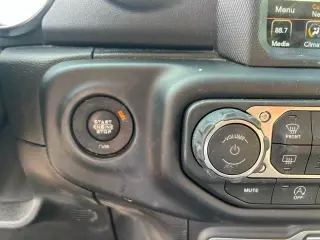 Jeep Wrangler Unlimited 2018 4x4 Sahara 4 puertas SUV (liberación a mitad de año)