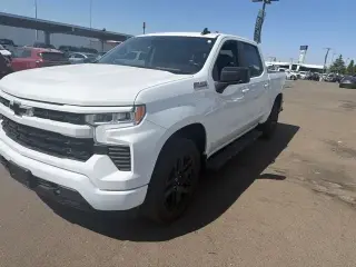 Chevrolet Silverado 1500 2023 4x4 RST 4 puertas Cabina Crew 5.8 pies. Caja corta