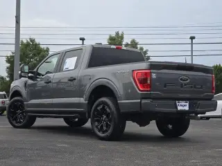 Ford F-150 2022 4x4 XL 4 puertas SuperCrew 5.5 pies. SB