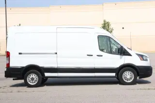 Furgoneta de carga Ford Transit 2023 AWD 250 3 puertas SWB Techo Medio