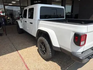 Jeep Gladiator 2024 4x4 Sport 4 puertas Crew Cab 5.0 ft. SB