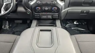 Chevrolet Silverado 1500 2020 4x2 RST 4 puertas Cabina Crew 5.8 pies. Caja corta