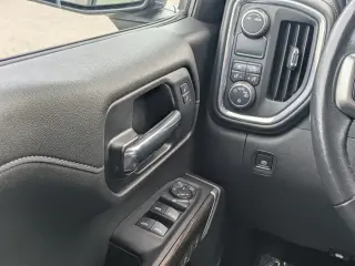 Chevrolet Silverado 1500 2020 4x2 RST 4 puertas Cabina Crew 5.8 pies. Caja corta