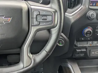 Chevrolet Silverado 1500 2020 4x2 RST 4 puertas Cabina Crew 5.8 pies. Caja corta