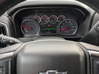Chevrolet Silverado 1500 2020 4x2 RST 4 puertas Cabina Crew 5.8 pies. Caja corta