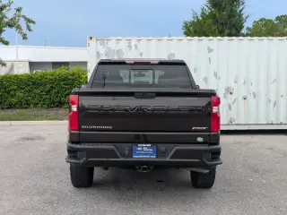 Chevrolet Silverado 1500 2020 4x2 RST 4 puertas Cabina Crew 5.8 pies. Caja corta