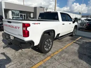 Chevrolet Silverado 2500HD 2022 4x4 Custom 4 puertas Cabina Crew SB