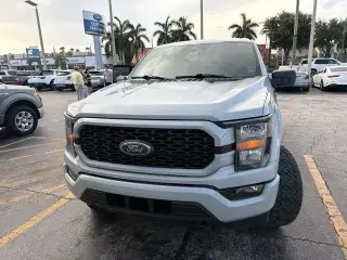 Ford F-150 2023 4x4 XL 4 puertas SuperCrew 5.5 pies. SB