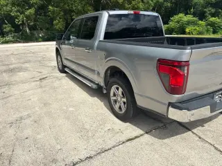 Ford F-150 2025 4x2 XLT 4 puertas SuperCrew 5.5 pies. SB