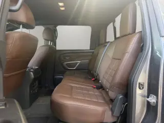 Nissan Titan 2023 4x4 Platinum Reserve 4 puertas Cabina Crew 5.6 pies. SB
