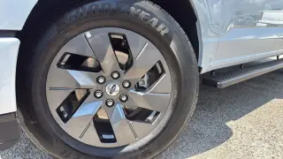Ford F-150 2025 4x2 STX 4 puertas SuperCrew 5.5 pies. SB