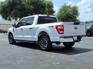Ford F-150 2022 4x2 XL 4 puertas SuperCrew 5.5 pies. SB