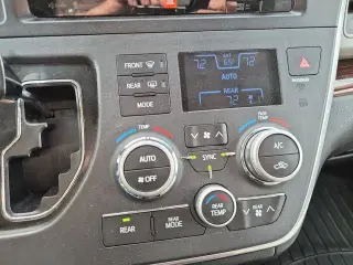 Toyota Sienna 2017 AWD XLE 7 pasajeros 4 puertas Minivan